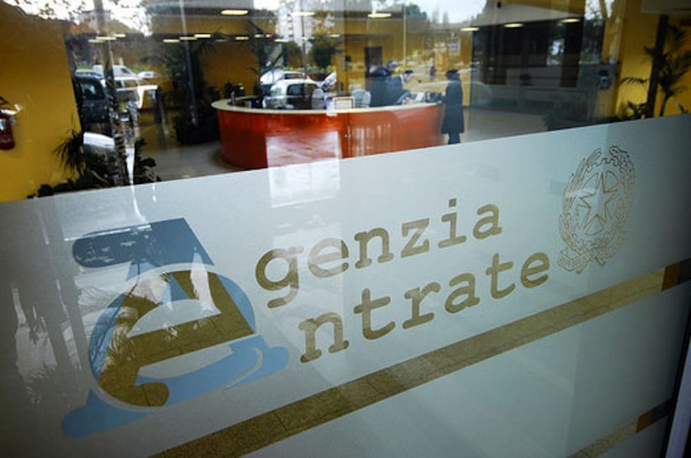 Mazzette e pranzi gratis per evitare accertamenti dall'Agenzia delle Entrate, una "gallina" per una pratica