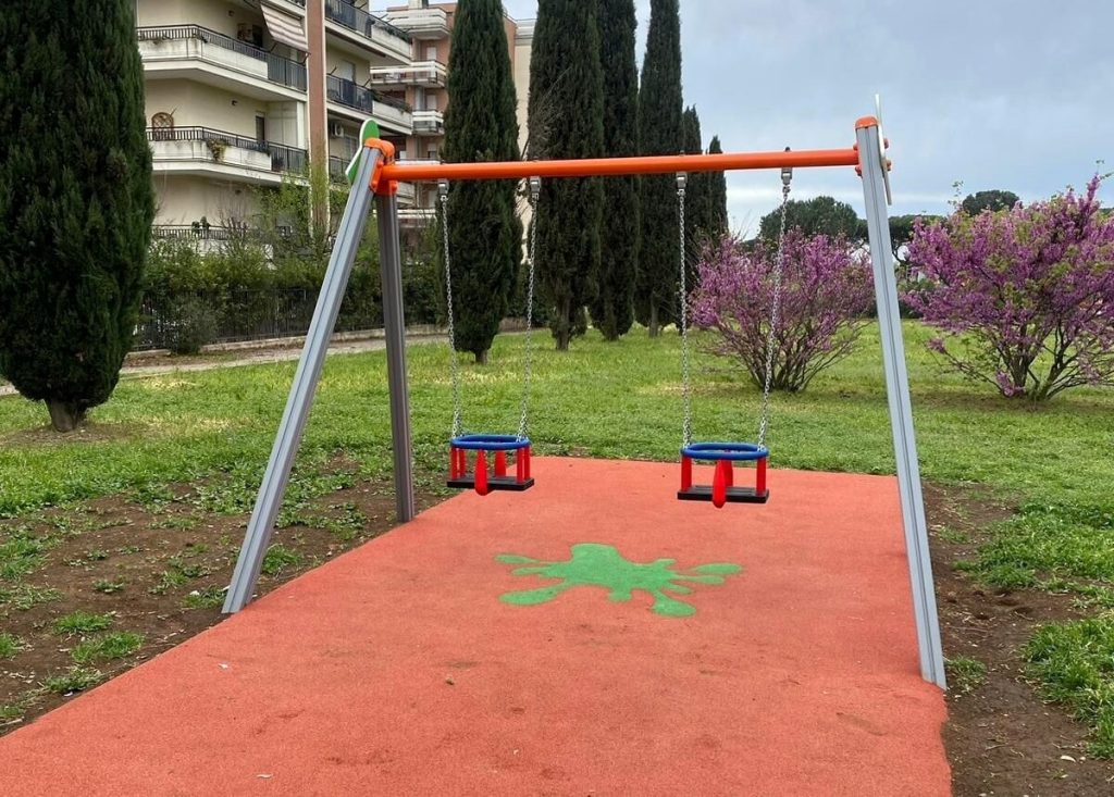Ponte di Nona, tornano le altalene nel parco del quartiere