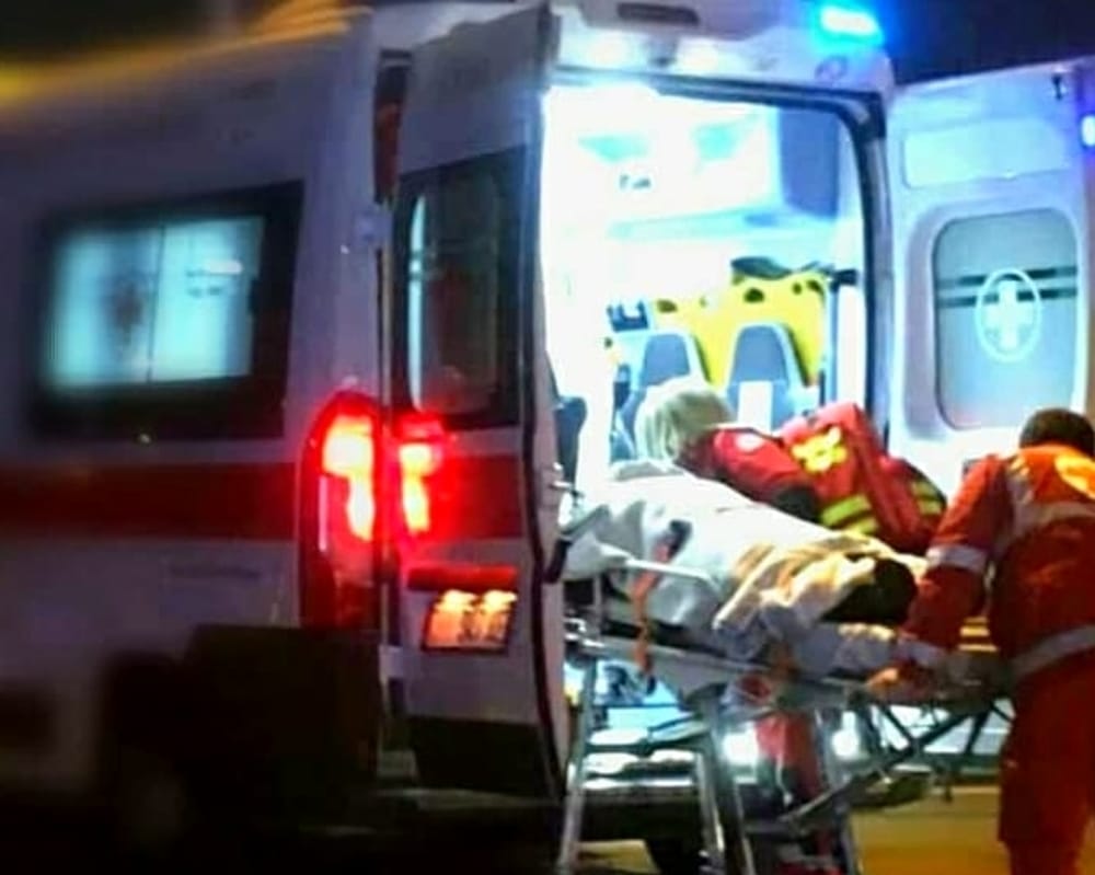 Ostia, velisti naufragano e si schiantano contro gli scogli. Un conducente Atac li soccorre