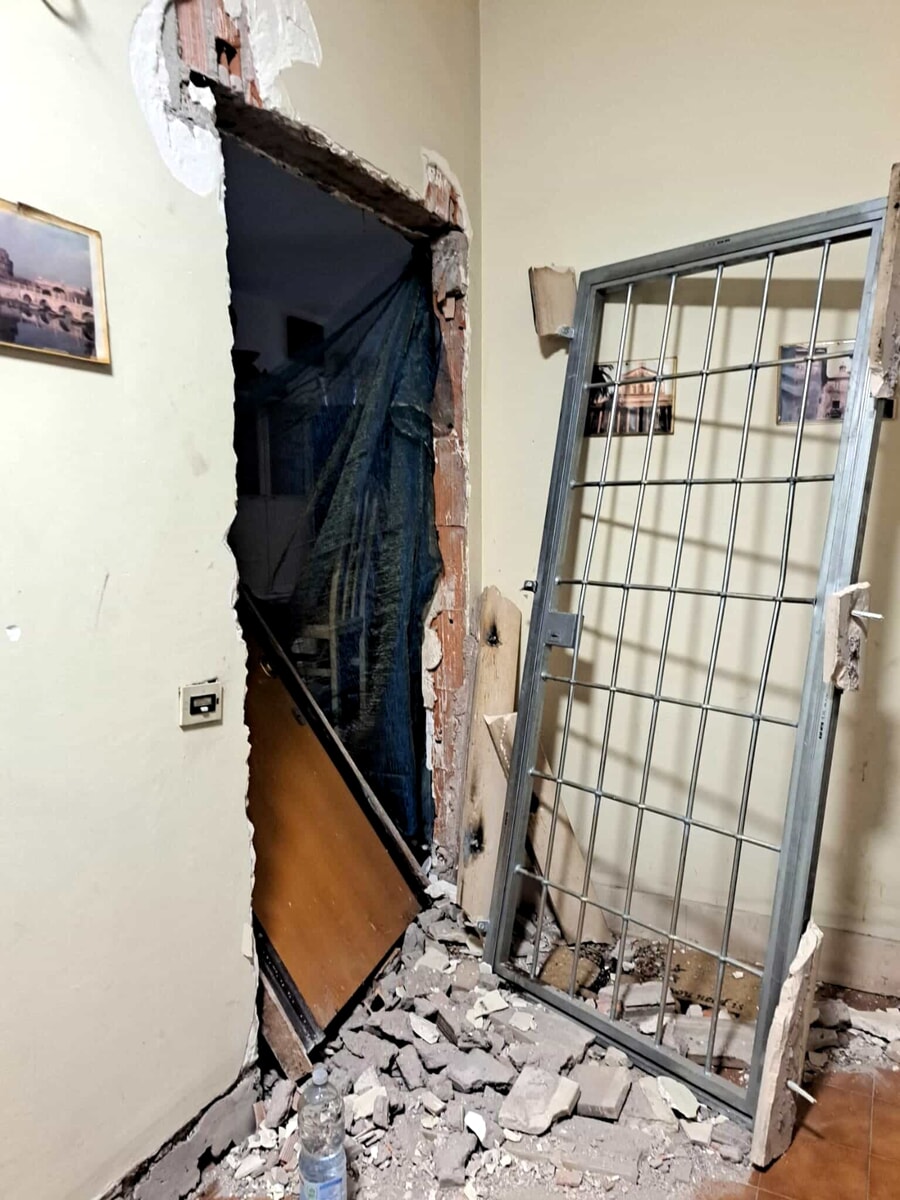 Spranghe per occupare le case vuote di Enasarco. Così gli abusivi tengono sotto scacco un quadrante di Roma