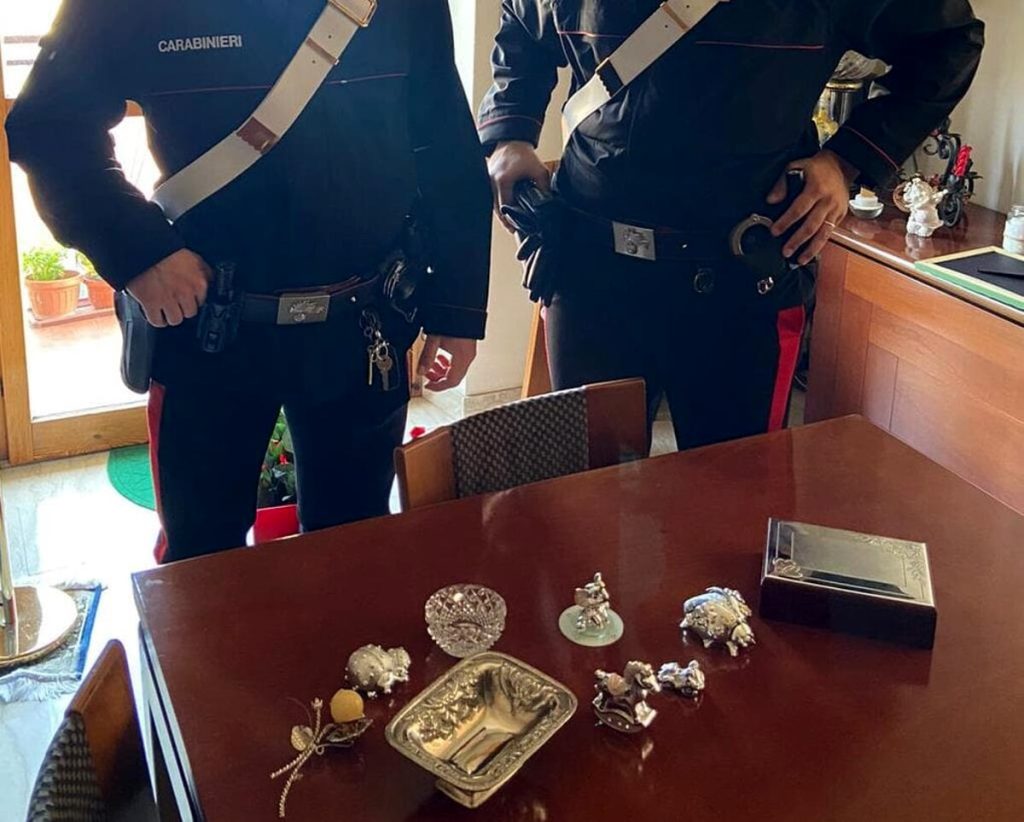 Ladri le rubano l'argenteria in casa, carabinieri li fermano e riconsegnano refurtiva all'80enne
