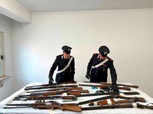 Roma a mano armata. Pistole e fucili rubati dagli appartamenti per militarizzare la criminalità