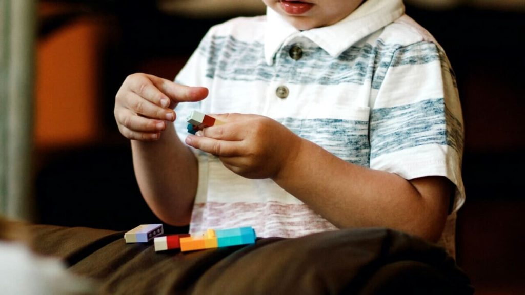 Personale insufficiente e lunghe attese: così i bambini con disabilità restano indietro