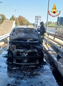 Paura sulla A12, auto in fiamme al casello: salvata una donna