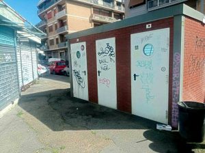 I bagni pubblici del mercato abbandonati: "Migliaia di euro buttati"