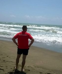 Torvaianica, vietata la balneazione: bandiera rossa per quasi 2 chilometri di costa