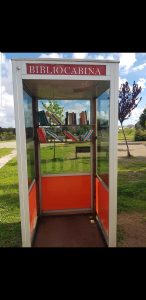 Pulizia e nuovi libri per la bibliocabina di Torresina: "Non è una discarica"