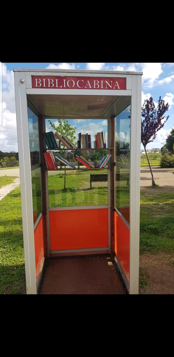 Pulizia e nuovi libri per la bibliocabina di Torresina: "Non è una discarica"
