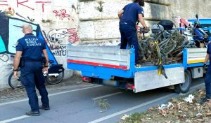 Monopattini, bici e cavi d'acciaio: le sponde del Tevere come discariche di rifiuti