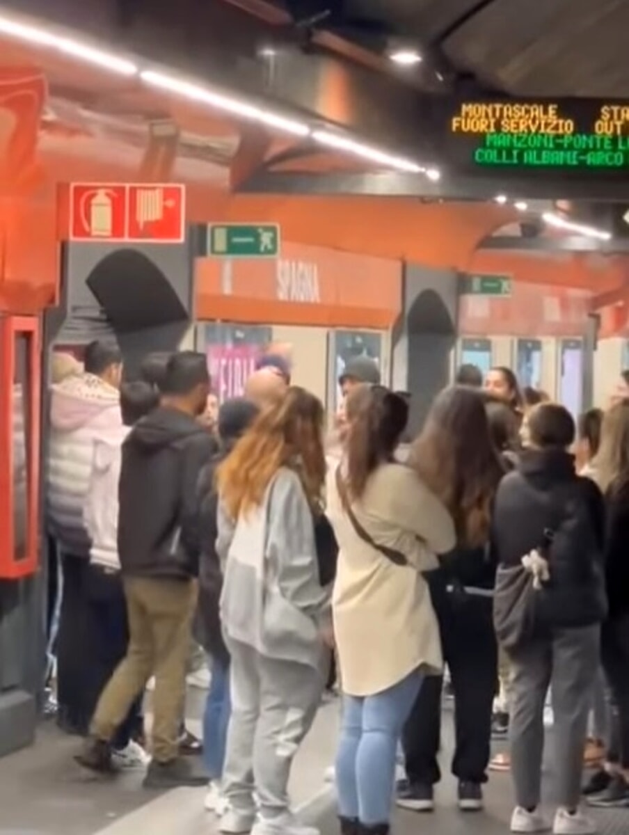 Far west nella metro di Roma, Meloni promette stretta contro le bande di borseggiatori