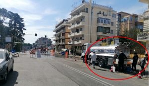 Bravetta senz'acqua: si rompe conduttura, la strada si allaga e i residenti restano a secco