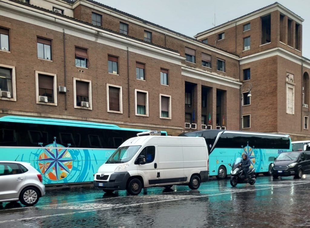 Stop ai bus turistici nell'Anello ferroviario, i cittadini scrivono direttamente al sindaco Gualtieri