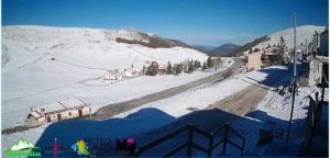 Neve sulle montagne intorno a Roma. Gli impianti chiusi potrebbero tornare in funzione