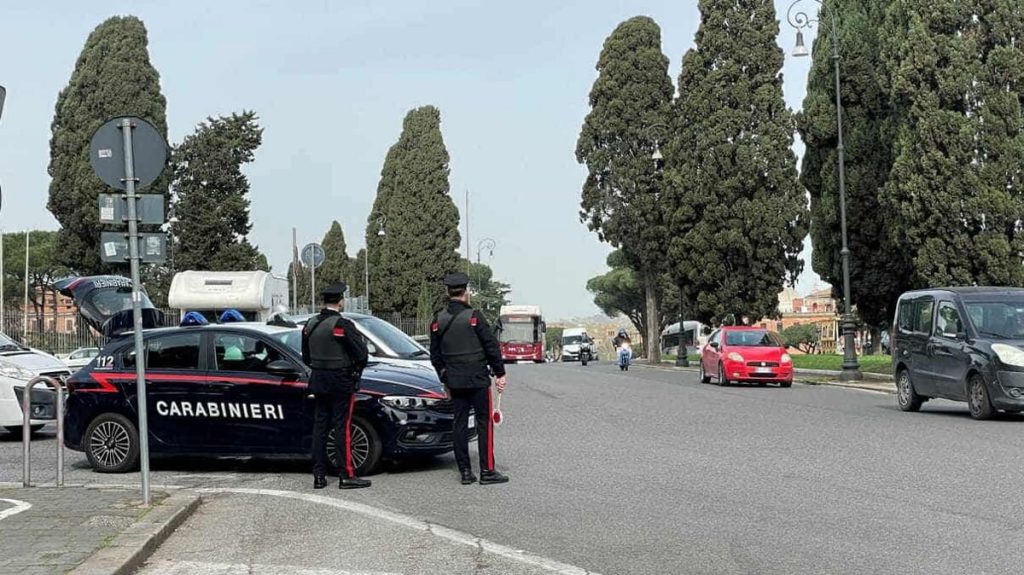 Turista inglese aggredisce barista e gli lancia una sedia contro