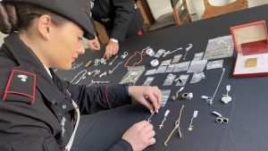 Colpo da 800mila euro, si ricercano proprietari di gioielli in oro e orologi rubati