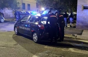 Prende a cinghiate il rivale in strada, arrestato