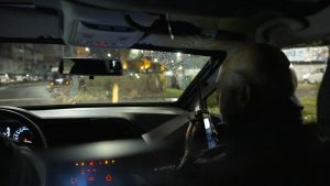 La invita a cena e poi prova a ucciderla scaraventandola giù dal balcone