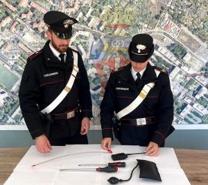 Tentano di rubare un'auto ma vengono sorpresi dai carabinieri