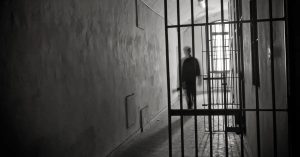 Turni di 16 ore, aggressioni. Le storie dei “reclusi” in divisa