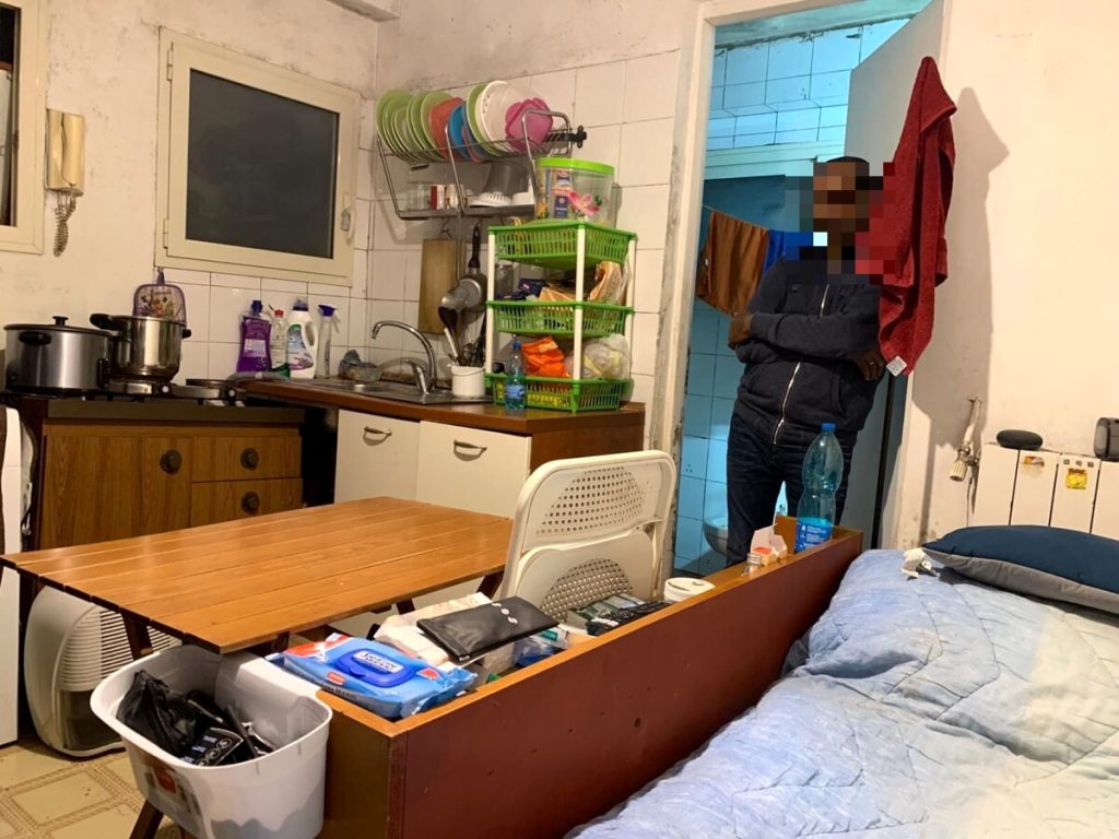 Vivere in 12 mq ammuffiti. Quei palazzi della Roma bene dove le cantine sono già "case"