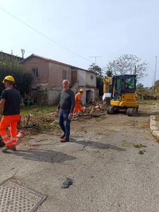 L'abuso edilizio che per 20 anni ha costretto la strada al senso unico alternato