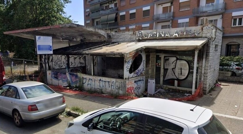 Dopo l’incendio l'ex bar Casina Appia è diventato una discarica