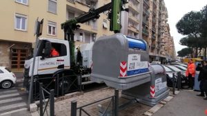 Rifiuti, tre aree ecologiche "sorvegliate" in via del Pigneto. Il piano Ama per le utenze commerciali