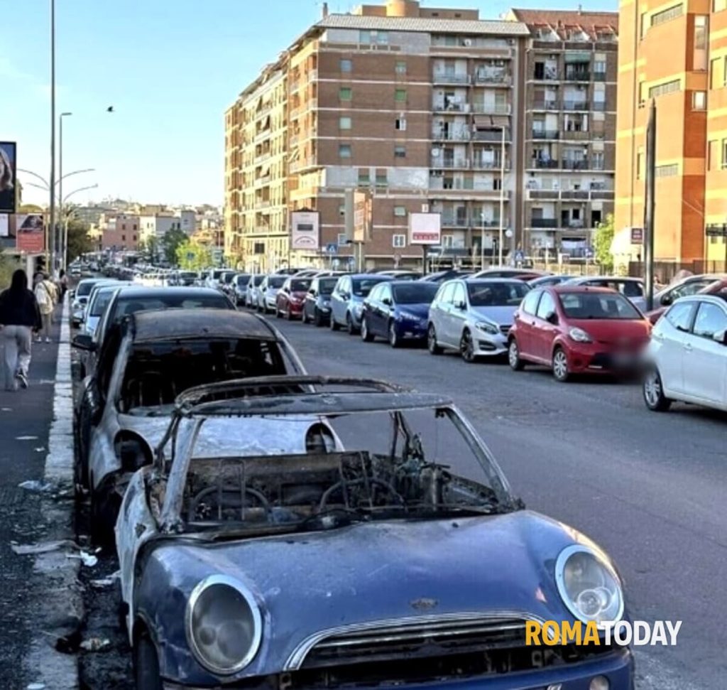 Incendio a Centocelle, auto in fiamme: indaga la polizia