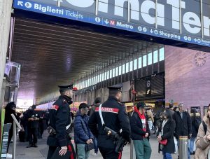 In manette topo d'appartamento sorpreso a forzare una porta all'Esquilino