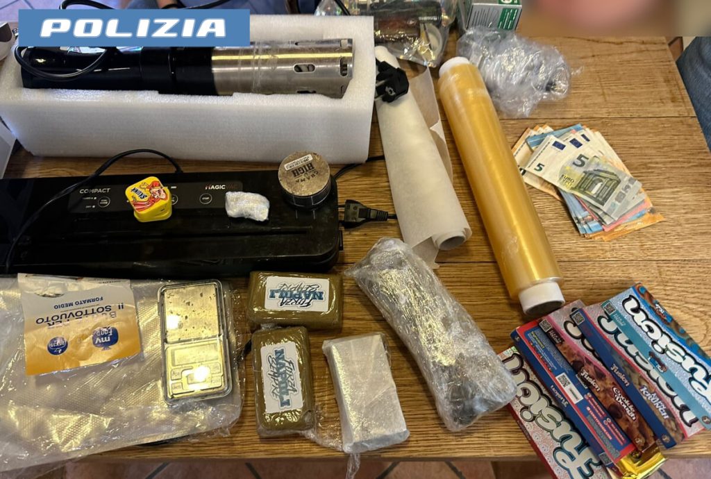 Hashish marchiato "Forza Napoli" e cioccolato al thc, in manette coppia di pusher