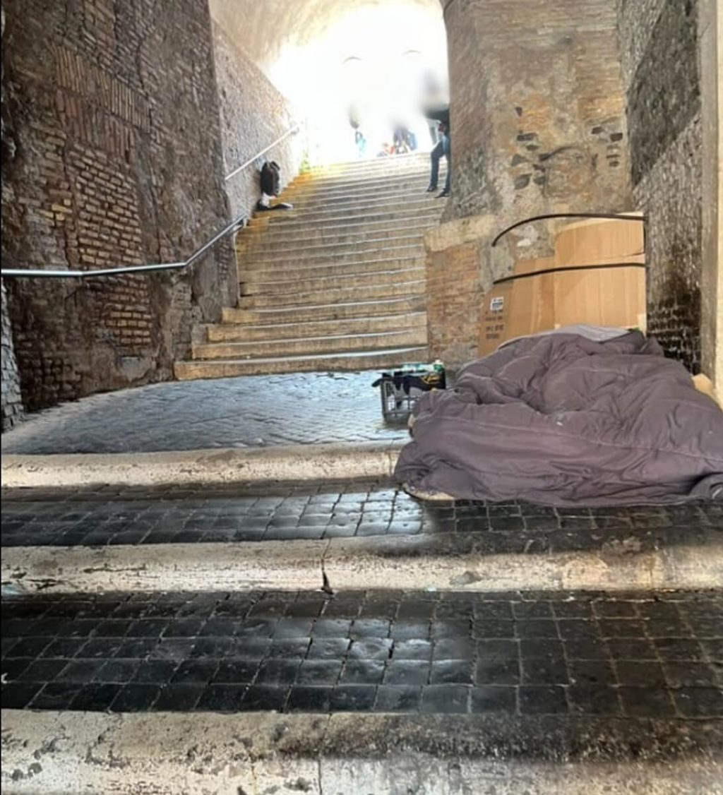 "Una donna è stata buttata a terra e le hanno tolto gli slip", scatta l'allarme al Colle Oppio. La ricostruzione