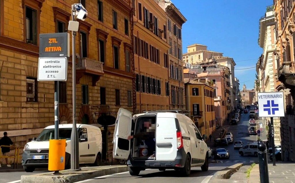 Contromano, in retromarcia o con le targhe coperte. Così i furbetti della Ztl a Roma cercano di evitare la multa