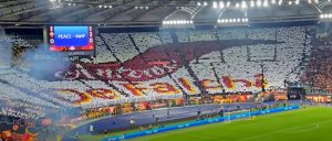 Roma-Milan: "Il tuo nome è la nostra bandiera", la coreografia della Curva Sud per Antonio De Falchi