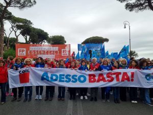 "Adesso Basta", in centinaia in piazza a Roma per chiedere salari più alti e meno morti sul lavoro