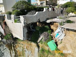 Frana falesia sulla costa: terrazzo di una villa crolla in spiaggia