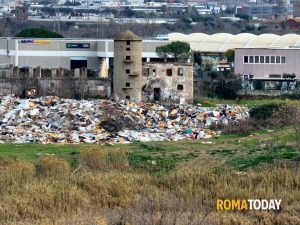 A Tor Cervara la discarica a cielo aperto è fuori controllo