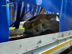 Auto abbandonate e rifiuti pericolosi, sequestrata discarica abusiva di 4mila metri quadrati