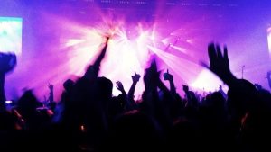 Rissa in discoteca: uomo cade e batte la testa sul gradino, è grave