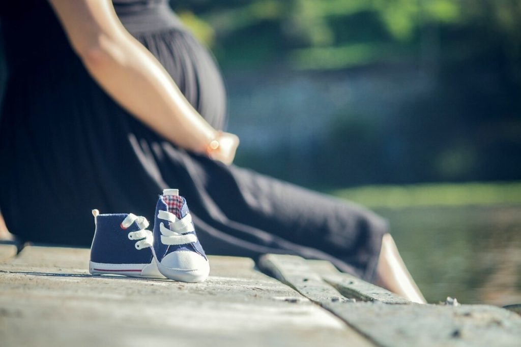 Choc a Ostia, presa a calci dal fidanzato perde il bambino che portava in grembo