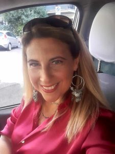 Si sente male ad un pranzo di lavoro. In sei minuti arriva al pronto soccorso: "Salvo grazie alla tassista eroe"