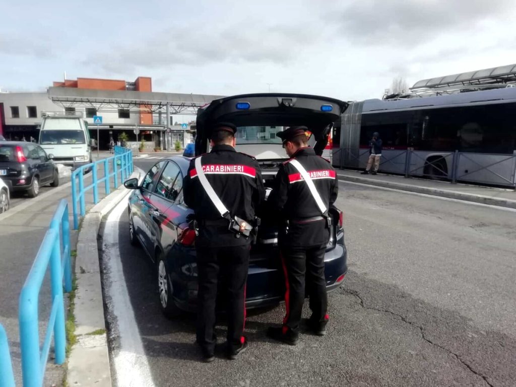 Rubavano i trucchi al centro commerciale, denunciate due minorenni
