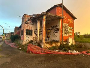 Rifiuti e roulotte con affaccio sulla villa dei Quintili: è il regno dell’ex Dazio, l'immobile dimenticato