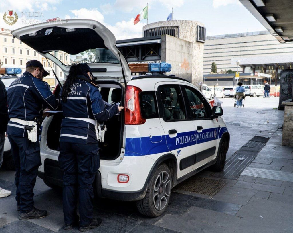 Uomo nudo inveisce contro i passanti sotto i portici di piazza dei Cinquecento