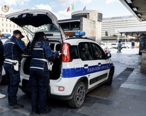 Uomo nudo inveisce contro i passanti sotto i portici di piazza dei Cinquecento