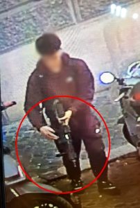 Paura a Trastevere, caccia all'uomo armato di fucile. Le telecamere lo hanno ripreso