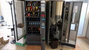 La coppia che svaligia i distributori automatici di negozi, palestre e farmacie