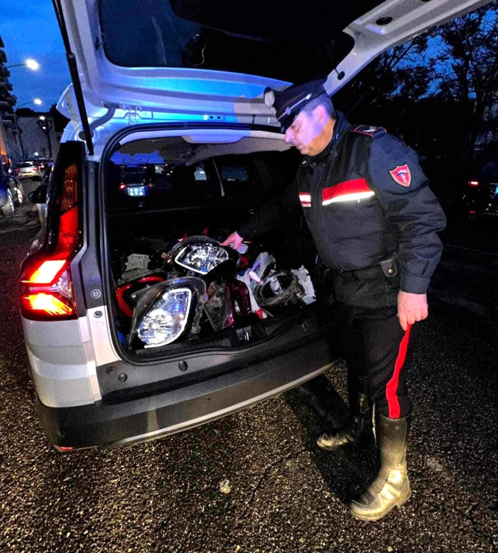 Specializzato nei fari delle Smart: ladro trovato con il bagagliaio pieno di refurtiva