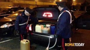 Rubano carburante dalle auto dei turisti, fermati dopo aver svuotato il serbatoio di un pullman