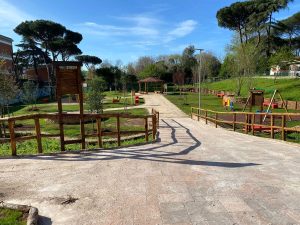 Via Anagni, un'area giochi e spazi fitness: dove doveva nascere un parcheggio inaugura un'area verde