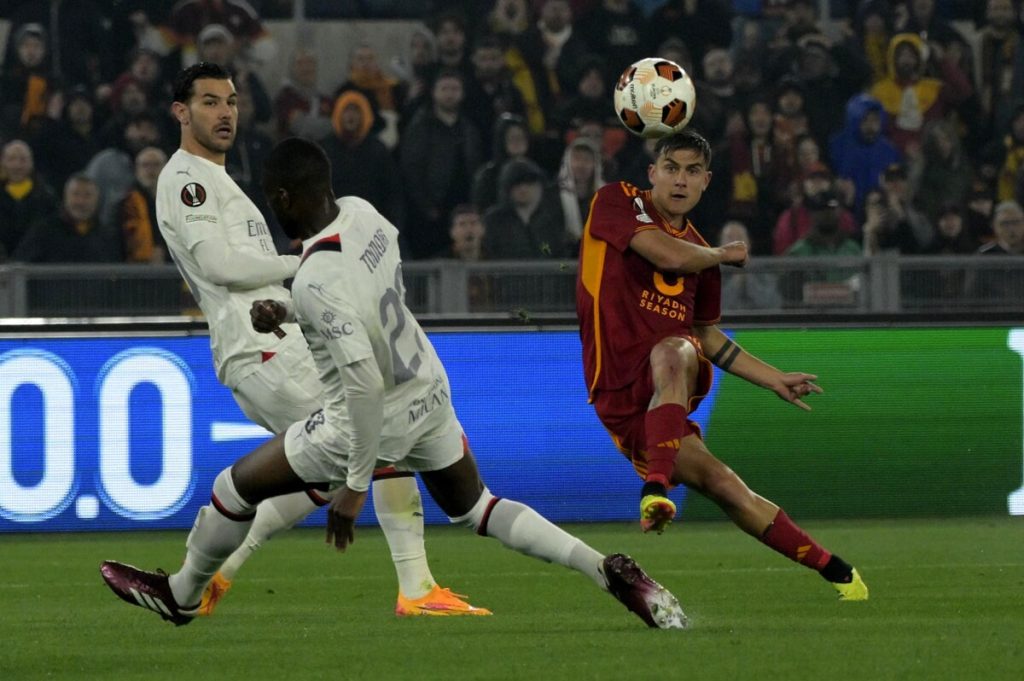 Roma-Milan 2-1: Dybala che perla, Smalling insuperabile